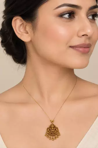Classic gold-plated necklace