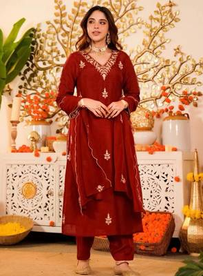 Red silk blend embroidered kurta set 1