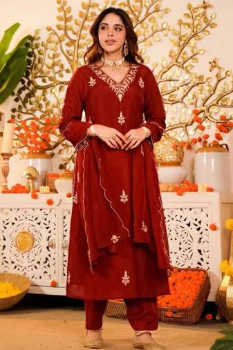 Red silk blend embroidered kurta set