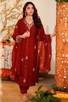 Red silk blend embroidered kurta set 2