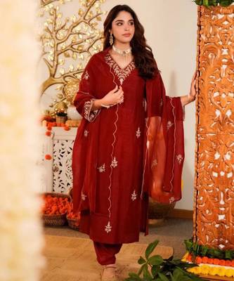 Red silk blend embroidered kurta set 3