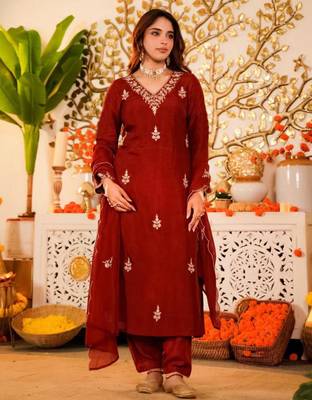 Red silk blend embroidered kurta set 4