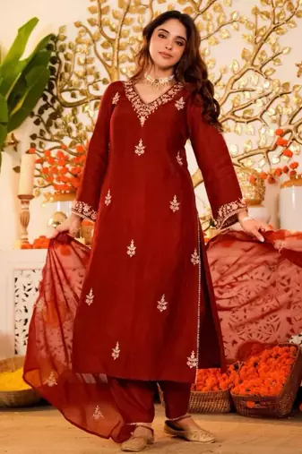 Red silk blend embroidered kurta set