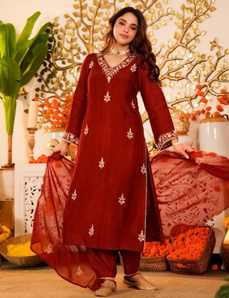 Red silk blend embroidered kurta set