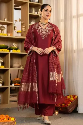 Maroon silk blend embroidered kurta set