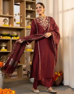 Maroon silk blend embroidered kurta set 2