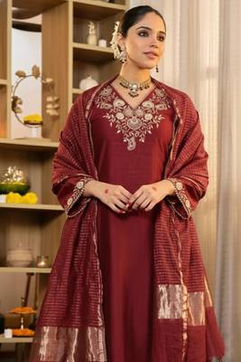 Maroon silk blend embroidered kurta set 3