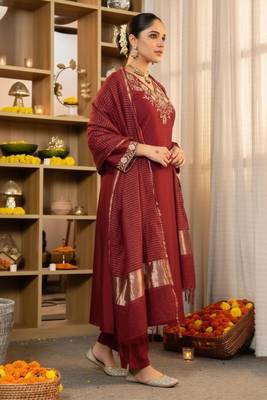 Maroon silk blend embroidered kurta set 4
