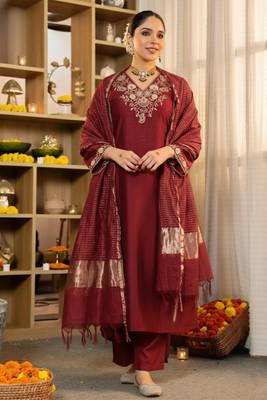 Maroon silk blend embroidered kurta set 5