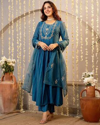 Dark-teal silk blend embroidered kurta set 5