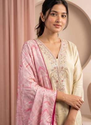 White silk blend embroidered kurta set 5