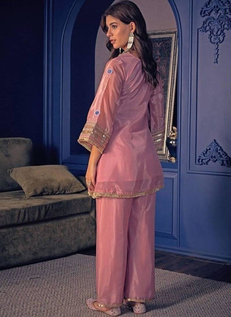 Pink crepe embroidered kurta set
