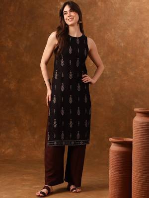 Black ethnic motifs printed sleeveless straight kurta 3