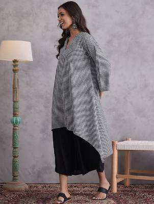 Checked flared sleeves v-neck cotton a-line kurta 1