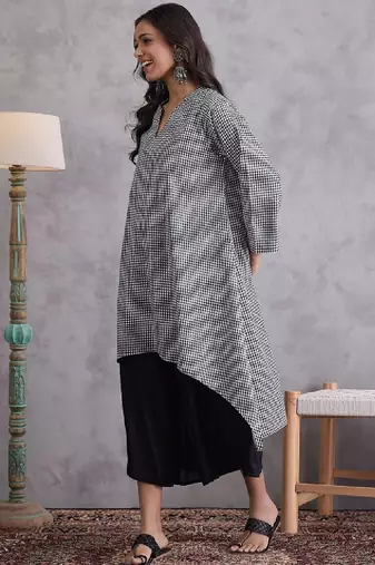 Checked flared sleeves v-neck cotton a-line kurta