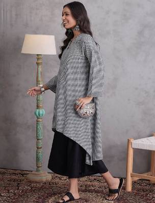 Checked flared sleeves v-neck cotton a-line kurta 3