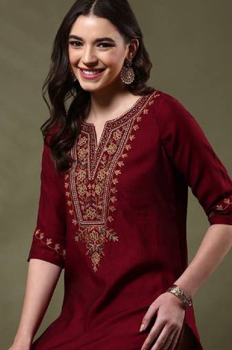 Women floral embroidered flared sleeves thread work kurta