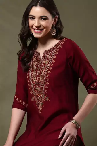 Women floral embroidered flared sleeves thread work kurta