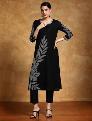 Women thread work floral kurta 2
