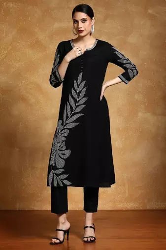 Women thread work floral kurta