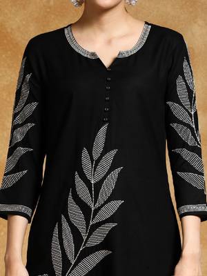 Women thread work floral kurta 3