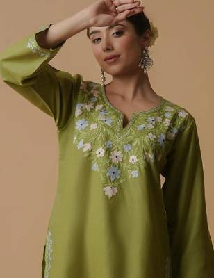 Women green floral embroidered daily cotton straight kurta 1