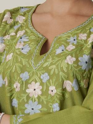 Women green floral embroidered daily cotton straight kurta 3