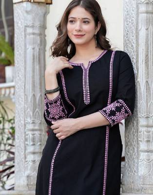 Women embroidered sequinned kurta 1