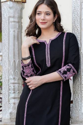 Women embroidered sequinned kurta