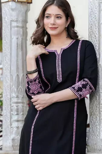 Women embroidered sequinned kurta