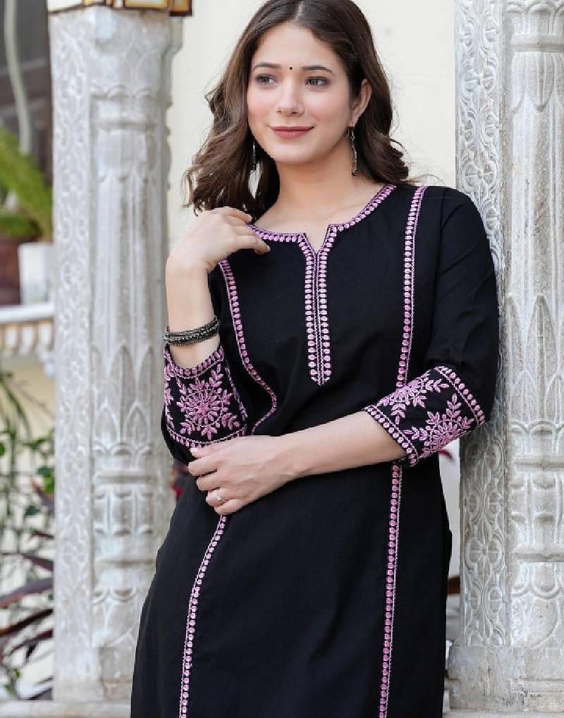 Women embroidered sequinned kurta