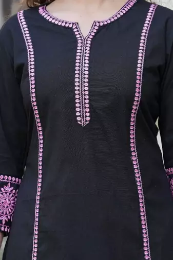 Women embroidered sequinned kurta
