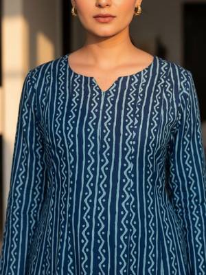 Women geometric printed indigo anarkali kurta 3