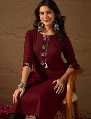 Women ethnic motifs embroidered thread work kurta 1