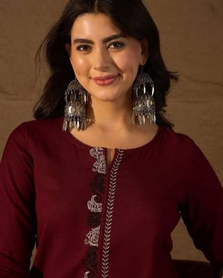 Women ethnic motifs embroidered thread work kurta 2