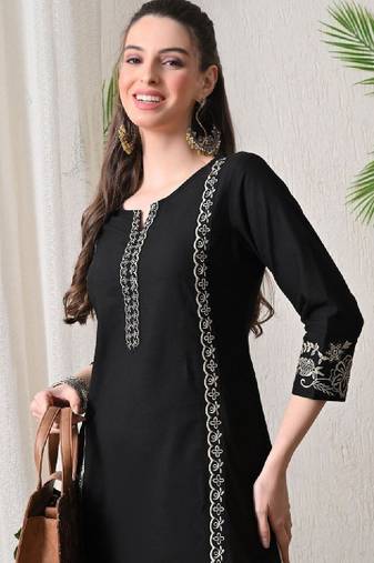 Women embroidered thread work floral kurta