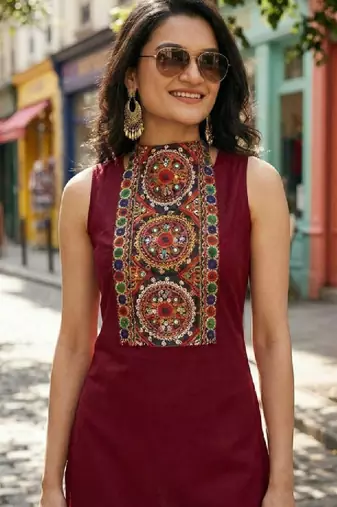 Women ethnic motifs embroidered patchwork kurta