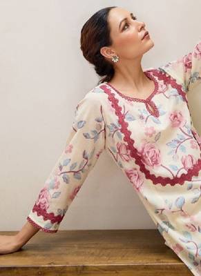 Women floral printed keyhole neck kurta 3