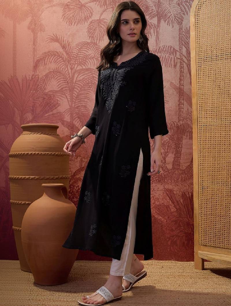 Embroidered round neck kurta