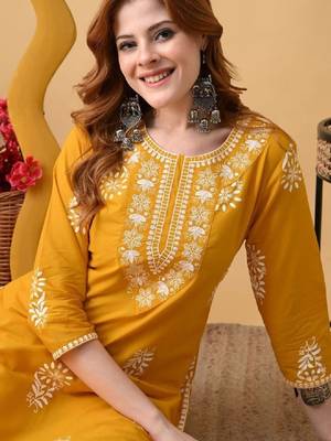 Women embroidered thread work kurta 3