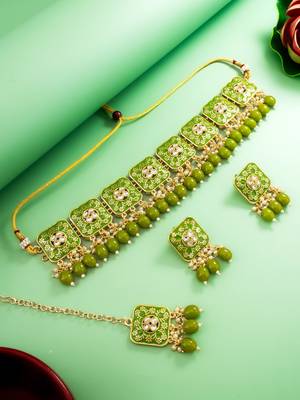 green meenakari kundan choker necklace set with earrings and maangtika 1