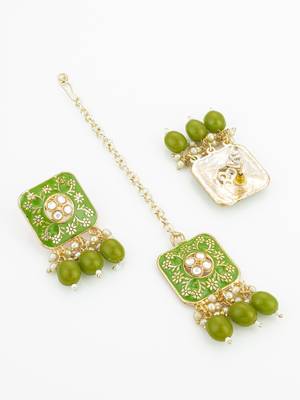 green meenakari kundan choker necklace set with earrings and maangtika 3