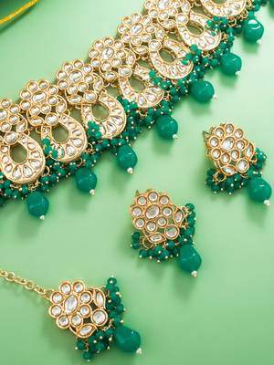 green kundan choker necklace set with earrings and maangtika 2
