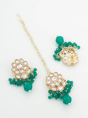 green kundan choker necklace set with earrings and maangtika 3