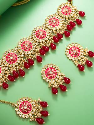 pink meenakari kundan choker necklace set with earrings and maangtika 2