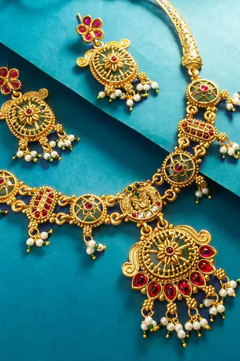 floral wheel medallion necklace set with earrings
