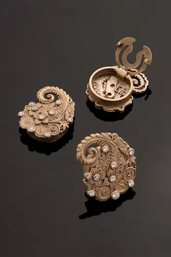 Oxidised antique gold plated floral crest button cover