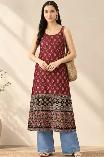 Maroon cotton ajrak printed sleeveless straight kurta