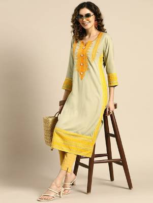 Women ethnic motifs embroidered thread work kurta 1