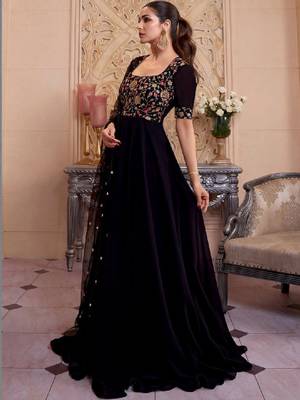 Black floral embroidered sequinned georgette anarkali kurta with dupatta 3